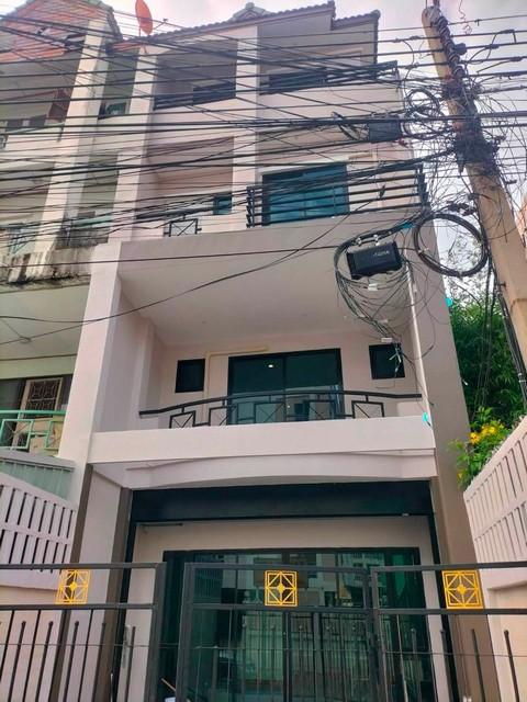 ให้เช่าทาวน์เฮ้าส์ 4 ชั้น ห้องมุม ซอยศรีนครินทร์ 40 บรรยากาศเหมือนบ้านเดี่ยว ตรงข้าม Seacon Squareราคาเช่า 40,000 บาท / เดือนราคาเช่า 45,000 บาท / เดือน Fully Furnishedที่ตั้ง ถนนศรีนครินทร์ ซอยศรีนครินทร์ 40 แขวงหนองบอน เขตประเวศ กรุงเทพมหานครติดต่อ : คุณภัสพงณ์ 0634098164Line : deedaa24https://www.facebook.com/profile.php?id=61581484955548เนื้อที่ 20 ตารางวา จำนวน 4 ชั้น 3 ห้องนอน 3 ห้องน้ำ จอดรถ 3 - 4 คันจุดเด่นทาวน์เฮ้าส์ห้องมุม บรรยากาศเหมือ�
