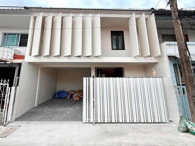 ขายทาวน์โฮม 2 ชั้น สไตล์ Modern Minimal ซอยลาดพร้าว 41 พร้อมช่องแสงขนาดใหญ่ Courtyard กลางบ้าน รับแสงธรรมชาติราคาขาย 5,490,000 บาทที่ตั้ง ถนนลาดพร้าว ซอยลาดพร้าว 41 แขวงจันทรเกษม เขตจตุจักร กรุงเทพมหานคร 10900ติดต่อ : คุณภัสพงณ์ 0634098164Line : deedaa24https://www.facebook.com/profile.php?id=61581484955548พื้นที่ใช้สอย 144 ตารางเมตร จำนวน 2 ชั้น 3 ห้องนอน 2 ห้องน้ำออกแบบสไตล์ Modern Minimal มีช่องแสง Skylight ขนาดใหญ่และ Courtyard กลางบ้าน มีสวนหลังบ้าน บ้านรี�
