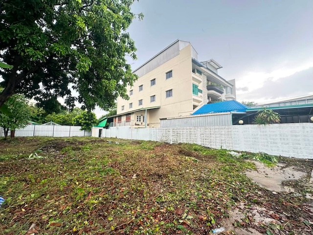 BL186 ขายที่ดิน 166 ตร.ว. ปรีดี 14 แยก 16 หมู่บ้านเกษมสำราญ 2 สุขุมวิทติดต่อ Agent คุณบัว Buaโทร 093-646-4597LINE ID Bua093ราคา 24.9 ล้านบาทขายที่ดินทำเลดีในหมู่บ้านเกษมสำราญ 2 ปรีดี 14 แยก 16 เขตวัฒนา กรุงเทพฯ เหมาะสำหรับสร้างบ้านเดี่ยว บ้านแฝด บ้านพักอาศัย หรือซื้อเพื่อลงทุนและพัฒนาอสังหาริมทรัพย์รายละเอียดที่ดินรหัสทรัพย์ BL186ที่ดินขนาด 166 ตร.ว.ราคา 24.9 ล้านบาทราคา 150,000 บาทต่อตร.ว.ขนาดที่ดินประมาณ 17