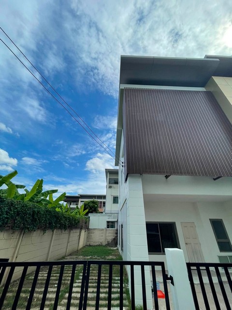 ให้เช่า- ขายทาวน์โฮม 3 ชั้น 176 ตรม. ภัทร โมทาวน์ Pattra Mo Town แจ้งวัฒนะ–ปากเกร็ด 19 ตรงข้ามเซนทรัลแจ้งวัฒนะ*** ราคาเช่า 30,000 บาท/เดือน  *** ราคาขาย 6.19 ล้านบาท ติดต่อ::  ชยา โทร/ID Line:: 0942823961   Link Line:: https://line.me/ti/p/3xFA1An8Kcรหัส # T26-1250   ทาวน์โฮม 3 ชั้น ภัทร โมทาวน์ Pattra Mo Town แจ้งวัฒนะ–ปากเกร็ด 19 ตรงข้ามเซนทรัลแจ้งวัฒนะ๐ พื้นที่ใช้สอย 176 ตรม.๐ 3 ห้องนอน๐ 4 ห้องน้ำ๐ จอดรถได้สูงสุด 6 คัน๐ พื้นที่เหมาะสำหรับปรับเป็น Home Office๐ �