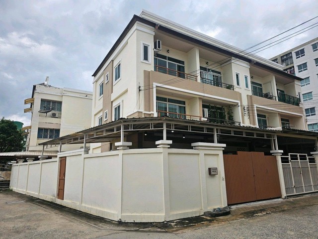 5,900,000ทาวน์โฮมหลังมุม 3ชั้นพื้นที่ 42 ตร.ว. หมู่บ้านมธุลดา สุขุมวิท76 พื้นที่ใช้สอย 175 ตรม.Exclusive ListingคลิปVDOhttps://www.facebook.com/share/v/17syHYciyU/3 ห้องนอน3 ห้องน้ำ1 โถงใหญ่แอร์ 3 เครื่องต่อเติมครัวต่อเติมหลังคาด้านนอกประตูรั้วไฟฟ้าเดินทางสะดวกมากอยู่อาศัยก็ดี เปิดบริษัท หรือ สต็อกสิ้นก็เหมาะสถานที่ใกล้เคียงโรงเรียนสถานที่ระยะทางโดยประมาณโรงเรียนไทย-ซิกข์นานาชาติ0.5–0.8 กม.โรงเรียนมนตเสรี0.