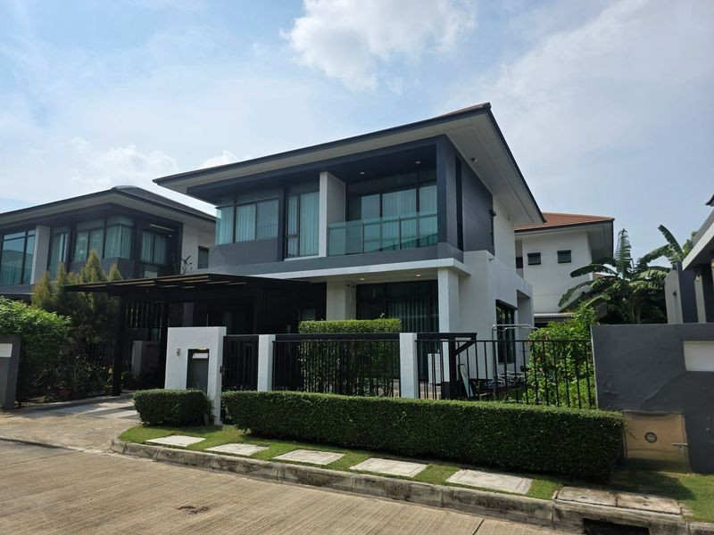#ขายบ้านกรุงเทพกรีฑา #บ้านเดี่ยว2ชั้น 4ห้องนอน พื้นที่ใช้สอยสุดคุ้ม  #หมู่บ้านเศรษฐสิริกรุงเทพกรีฑา1โครงการของแสนสิริพร้อมเข้าอยู่ หมู่บ้านเงียบสงบ ปลอดภัย เพื่อนบ้านดีค่ะ(ขายเพราะลูกย้ายโรงเรียนไปอีกโซนค่ะ)ซ. ประชาร่วมใจ แขวงหัวหมาก บางกะปิ กรุงเทพมหานคร 10240#ราคาพิเศษ  12.5 ล้านบาทค่าธรรมเนียมและอากร คนละครึ่งยินดีรับเงื่อนไขจากเจ้าของใหม่รายละเอียดบ้า�