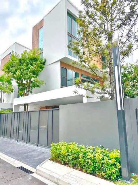 ขายบ้านเดี่ยว 3 ชั้น 77 ตรว. 324 ตรม. โครงการ VIVE2 กรุงเทพกรีฑา ติด รร นานาชาติ Wellington และบรรยากาศสนามกอล์ฟ*** ราคาขาย 32 ล้านบาท*** ราคาเช่า 160,000 บาท/เดือน ติดต่อ:: ชยา โทร/ID Line:: 0942823961   Link Line:: https://line.me/ti/p/3xFA1An8Kcรหัส# T26-1170บ้านเดี่ยว 3 ชั้น โครงการ VIVE2 กรุงเทพกรีฑา  ตกแต่งครบพร้อมเข้าอยู่ ๐ เนื้อที่ 77 ตรว.๐ พื้นที่ใช้สอย 324 ตรม. ๐ 3 ห้องนอน ๐ 4 ห้องน้ำ ๐ 1 ห้องแม่บ้านห้องน้ำแม่บ้าน๐ 3 ที่จอดรถ ๐ ติดโรงเรียนนาน�