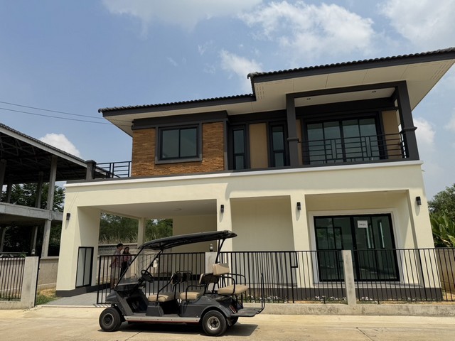 ขายบ้านเดี่ยวมือ 1 (2 หลัง) โครงการบ้านภิภาพรแกรนด์ 5 บ้านแบบพรีเมี่ยม พร้อมอยู่ราคาขายหลังละ  3.75 ล้านบาท (ต่อรองได้)เนื้อที่ 50 ตารางวา พื้นที่ใช่สอย 187 ตรม. ขนาด 3 ห้องนอน 3 ห้องน้ำห้องรับแขก ห้องนั่งเล่น ห้องครัว ห้องรับประทานอาหาร ที่จอดรถ 2 คัน ถนนกว้าง 12 เมตรสถานที่ใกล้เคียง1. โลตัส รังสิต คลอง 72. CJ MORE ซีเจ มอร์ สาขารังสิตคลอง 43. บิ๊กซี รังสิต คลอง 34. เมกาโฮม รังสิต5. บุญถา