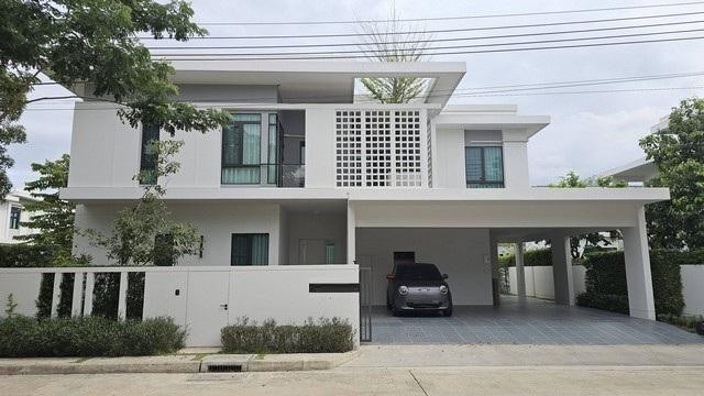 ให้เช่าบ้านเดี่ยวพร้อมเฟอร์นิเจอร์ครบ โครงการ มัณฑนา บางนา ถนนบางนา-ตราด กม.15 ติดต่อ คุณปอ : 061 619 8565ID line: 061 619 8565แอดไลน์กดที่ลิงค์นี้ได้เลยครับ : https://line.me/ti/p/zu0mm-ozFXติดต่อ คุณบิว : 081 252 3279 ID line: 061 787 9691แอดไลน์กดที่ลิงค์นี้ได้เลยครับ : https://line.me/ti/p/SR5Ehdv_q-** รหัส BT424ราคา 220,000 บาท/เดือน- ห้ามสูบบุหรี่- บ้านเดี่ยว 2 ชั้น โครงการ มัณฑนา บางนา กม 15 (MANTANA Bangna km.15)- ที่ดิน 102.2 ตารางวา- พื้นที่ใช้สอย 325 ตารางเมตร- แปลงมุม- 