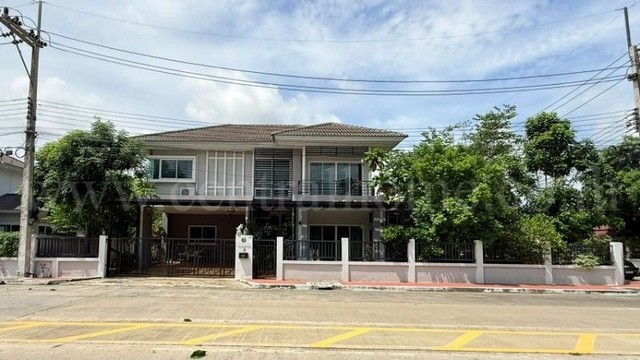 รหัสทรัพย์&nbsp; 7194บ้านบุญยกร เลค พาร์ค รังสิต คลอง 6 หลังมุมที่ตั้ง :&nbsp;ถนนรังสิต - นครนายก ตำบลคลองหก อำเภอคลองหลวง จังหวัดปทุมธานี 12120รายละเอียดทรัพย์- บ้านเดี่ยว 2 ชั้น ขนาดพื้นที่ 99.9 ตารางวา พื้นที่ใช้สอย 257 ตารางเมตร- 4 ห้องนอน, 4 ห้องน้ำ, 1 ห้องนั่งเล่น, 1 ห้องครัว, 2 ที่จอดรถ- พื้นบนปูลามิเน็ต, พื้นล่างปูกระเบื้อง- พร้อมแอร์ 5 เครื่อง, ชั้นวางของห้องนั่งเล่น, ชั้นวางโทรทั�