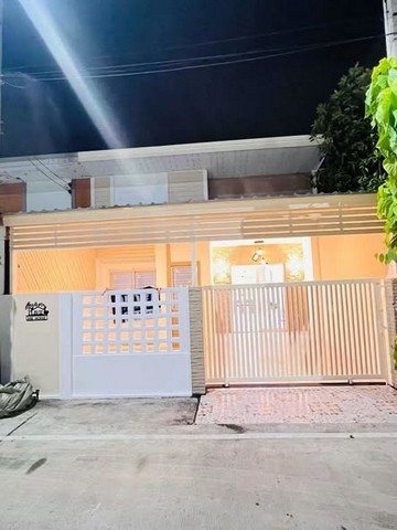 ขายบ้านสวย พร้อมอยู่ หมู่บ้านกีรติ รีโนเวทใหม่ทั้งหลัง ฟังก์ชันครบ หนองรี ชลบุรีราคาเพียง 1.xx ล้านบาท ( ไม่มีค่าส่วนกลาง)ของแถม + โปรพิเศษ- ฟรีเคาน์เตอร์ครัว พร้อมเตาและซิงค์- ฟรีชุดโต๊ะรับประทานอาหาร- ฟรีค่าโอนกรรมสิทธิ์- ฟรีค่าจดจำนองพื้นที่ 24.5 ตร.วา ขนาด 2 ห้องนอน 1 ห้องน้ำ 1 ที่จอดรถตกแต่งให้พร้อมอยู่ เหมาะทั้งอยู่อาศัยและซื้อเป็นบ้านหลังแรก- รีโนเวทใหม่ทั�