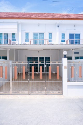 3แอร์ วชิรธรรมสาธิต74-80  ทาวน์โฮม 2-3นอน 3น้ำ 19ตรว. 150ตรม.  ใกล้โรงเรียนวชิรธรรมสาธิต 700 ม.  MRTศรีนครินทร์ 38 และซีคอนสแควร์ ศรีนครินทร์ 2 ห้องนอนมีห้องน้ำในตัว จอดรถหน้าบ้านได้ 2 คัน 3A/C on Wachiratham74-80 2-3Bed 3Bath 19 sq.wa. 150sq.m. Townhome MRT Srinakarin 38 near Wachiratham Sathit Sch 700m. close to Yellow Line Srinakarin38 Seacon Square Srinagarindra 2parking ถนนสุขุมวิท 101/1 ซอยวชิรธรรมสาธิต74-80  แขวงบางจาก เขตพระโขนง กรุงเทพมหานคร 19ตรว. 150ตรม.  19 sq.wa. 150sq.m.ทาวน์โฮม 2 ชั้น ทำเลพักอาศัยเงียบสงบ 