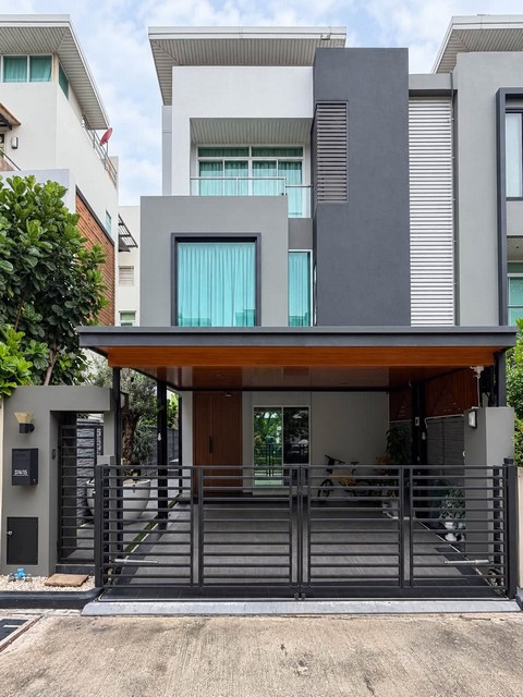 ขายบ้านแฝด 3 ชั้น ไอริส เรสซิเดนซ์ ประดิษฐ์มนูธรรม IRIS Residence ถนนลาดพร้าว 71 หน้าบ้านติดสวน วิวดี ใกล้เลียบด่วน*** ราคาขาย 10.9 ล้านบาท ค่าโอน 50/50 ติดต่อ:: ชยา โทร/ID Line:: 0942823961Link Line:: https://line.me/ti/p/3xFA1An8Kcรหัส# T26-1256บ้านแฝด 3 ชั้น ไอริส เรสซิเดนซ์ ประดิษฐ์มนูธรรม IRIS Residence ถนนลาดพร้าว 71 เลียบด่วนo ทำเลลาดพร้าว–วังทองหลาง ใกล้เลียบด่วนo เนื้อที่ 40 ตารางวา o พื้นที่ใช้สอย: 285 ตารางเมตรo 3 ห้องนอน 4 ห้องน้ำ o ห้อ