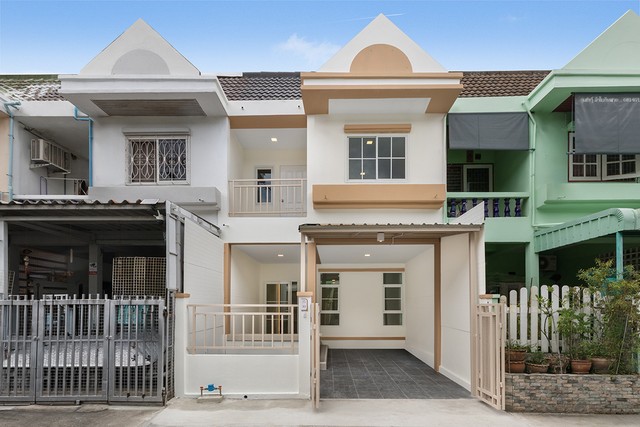 ราคาพิเศษเพียง 2,690,000 บาท ทาวน์เฮ้าส์ 2 ชั้น รีโนเวทใหม่ ซอยติวานนท์ 3 แยก 19 ทำเลดีใกล้รถไฟฟ้าสายสีม่วงสถานีกระทรวงสาธารณสุข ตรงข้ามกับกระทรวงสาธารณสุข/โรงพยาบาลศรีธัญญา                       พื้นที่ : 21.9 ตร.ว. พื้นที่ใช้สอย : 130 ตร.ม. 3 ห้องนอน 2 ห้องน้ำ ที่จอดรถ 1 คัน บ้านเลขที่ 53 จุดเด่นของบ้าน บ้านทำเลดี ทำเลดีใกล้รถไฟฟ้าสายสีม่วง โรงจอดรถมีหลังคาพร้อมใช้งาน พื้นโรงจอดรถ ปูด้วย�