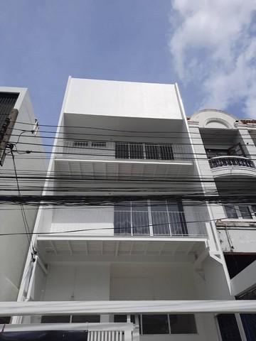 ขายทาวน์โฮม 3 ชั้น ย่านสุทธิสาร รัชดา ห้วยขวาง ใกล้ MRT สุทธิสาร เหมาะอยู่อาศัย หรือโฮมออฟฟิศ หรือ Airbnbราคาขาย 8,900,000 บาทราคาเช่า 55,000 บาท / เดือน ( สัญญาขั้นต่ำ 1 ปี ประกัน 2 เดือน ล่วงหน้า 1 เดือน )ที่ตั้ง ถนนสุทธิสาร แขวงห้วยขวาง เขตห้วยขวาง กรุงเทพมหานครติดต่อ : คุณภัสพงณ์ 0634098164Line : deedaa24https://www.facebook.com/profile.php?id=61581484955548เนื้อที่ 25 ตารางวา จำนวน 3 ชั้น แบบเล่นระดับ 4 ห้องนอน 5 ห้องน้ำในตัว จอดรถคั