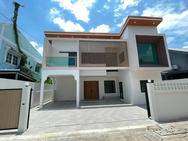 ขายบ้านเดี่ยว 2 ชั้น หลังมุม ซอยลาดพร้าว 87 ย่านเลียบด่วน รีโนเวทใหม่ทั้งหลัง สไตล์ Minimal Luxury ใกล้ CDCราคาขาย 11,900,000 บาทที่ตั้ง ถนนลาดพร้าว ซอยลาดพร้าว 87 แขวงคลองเจ้าคุณสิงห์ เขตวังทองหลาง กรุงเทพมหานครติดต่อ : คุณภัสพงณ์ 0634098164Line : deedaa24https://www.facebook.com/profile.php?id=61581484955548เนื้อที่ 59 ตารางวา พื้นที่ใช้สอย 250 ตารางเมตร จำนวน 2 ชั้น 5 ห้องนอน 3 ห้องน้ำ ที่จอดรถ 3 คันพื้นที่ใช้สอยขนาดใหญ่ รองรับทุกไล�