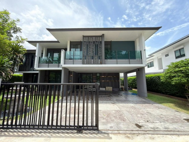 AOM 3120ขายบ้านเดี่ยวหรู เศรษฐสิริ ทวีวัฒนา (Setthasiri Thawiwatthana) แปลงสวยหน้าสวน วิวร่มรื่น โปร่งสบาย เป็นส่วนตัวที่สุดในโครงการสัมผัสชีวิตเหนือระดับบนทำเลศักยภาพ บรรยากาศเงียบสงบ ร่มรื่น และมีความเป็นส่วนตัวสูง ตัวบ้านตั้งอยู่ตำแหน่งต้นโครงการ เดินทางเข้า-ออกสะดวกสบาย หน้าบ้านเปิดรับวิวสวนสีเขียวและอยู่ใกล้คลับเฮ้าส์เพียงไม่กี่ก้าวรายละเอียดทรัพย์ประเภท: บ้า�