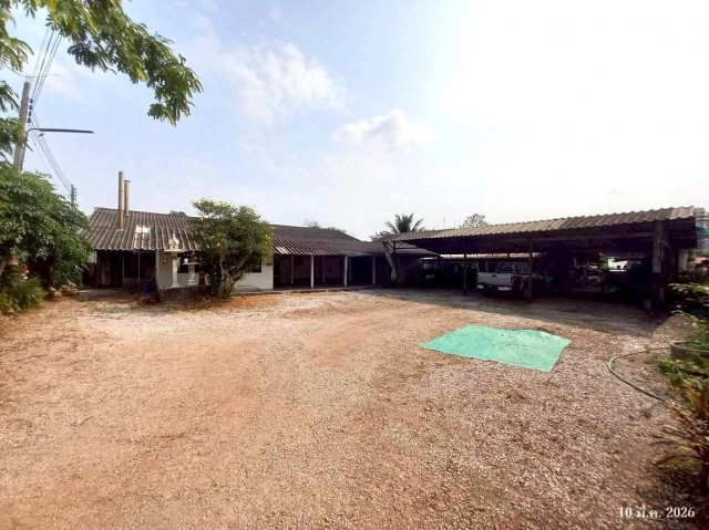 ขายโรงงาน ลำปาง ถนน บ้านกล้วยม่วง ตำบล กล้วยแพะ อำเภอ เมืองลำปาง จังหวัด ลำปาง   ถนน บ้านกล้วยม่วง ตำบล กล้วยแพะ อำเภอ เมืองลำปาง จังหวัด ลำปาง  ราคาโปรโมชั่น 1,638,000 บาท    ลดจาก 2,048,000 บาท ราคาโปรโมชั่นตั้งแต่วันที่ 1 กรกฎาคม 2569 – 30 กันยายน 2569  รายละเอียดทรัพย์ -  เนื้อที่  3 งาน 80 ตารางวา  พื้นที่ใช้สอย  280 ตรม. -  บ้านหันไปทางทิศใต้  พิกัดทรัพย์ : https://maps.app.goo.gl/RMyGgMBQrV95Jy1w5  สถานที่ใกล้เคียง   - 7-