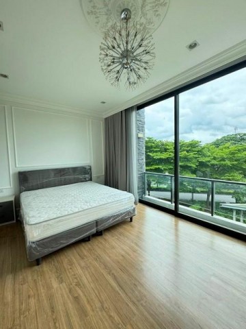ให้เช่าทาวน์โฮม 3 ชั้น 4 ห้องนอน บ้านกลางเมือง Classe เอกมัย–รามอินทรา สุคนธสวัสดิ์ 19 เกษตร-นวมินทร์ ใกล้ทางด่วนติดต่อ:: ชยา โทร/ID Line:: 0942823961Link Line:: https://line.me/ti/p/3xFA1An8Kcรหัส# T26-1141บ้านแฝด 3 ชั้น บ้านกลางเมือง คลาสเซ่ เอกมัย-รามอินทรา สุคนธสวัสดิ์ 19 เกษตร-นวมินทร์๐ เนื้อที่ 36.3 ตร.ว๐ พื้นที่ใช้สอย 241 ตร.ม.๐ 4 ห้องนอน 4 ห้องน้ำ๐ 1 ห้องอเนกประสงค์๐ ครัว+Pantry๐ 2 ที่จอดรถ๐ ตกแต่งพร้อมอยู่สถานที่สำคัญใกล�