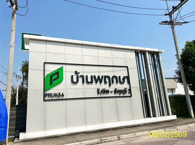 ขายทาวน์เฮ้าส์ปทุมธานี โครงการ บ้านพฤกษา รังสิต-ธัญบุรี 2 (พฤกษา 155)    ซอย ภายในโครงการ ถนน เลียบคลอง 6 ฝั่งตะวันออก ตำบล คลองหก อำเภอ คลองหลวง จังหวัด ปทุมธานี  ราคา  1,500,000    บาท  ( ราคาต่อรองได้ )  รายละเอียดทรัพย์ -  เนื้อที่ 19.30 ตร.ว.  พื้นที่ใช้สอย  79.80 ตร.ม. -  3 ห้องนอน 2 ห้องน้ำ  -  1 ที่จอดรถ  -  บ้านหันไปทางทิศ เหนือ  พิกัดทรัพย์ :  https://maps.app.goo.gl/8QNJDpH7eknFMHE5A  สถานที่ใกล้เคียง   - โรงพยาบาลคลองหลว�