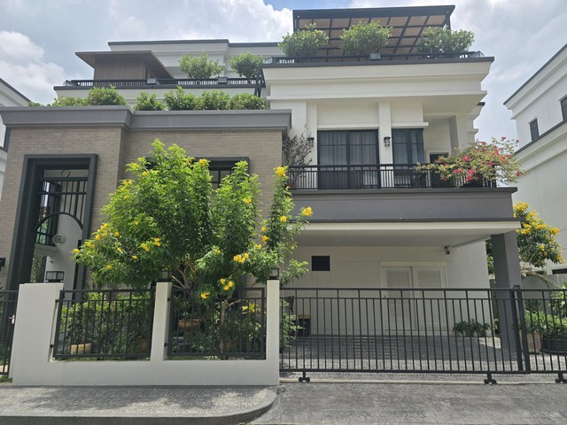 วงแหวน_รามอินทรา LUXURY #บ้านเช่าหรูกรุงเทพโดดเด่นด้วยบ้านเดี่ยว3ชั้น สไตล์โมเดิร์นยูโรเปี้ยน • มีเพียง 18 ยูนิตเท่านั้นในโครงการ •ขนาดพื้นที่ 67 ตารางวา พื้นที่ใช้สอย 299 ตารางเมตร รวมเฟอร์นิเจอร์ทั้งหมด บ้านเดี่ยว 3 ชั้น +ซาวน่าบนดาดฟ้า)4 ห้องนอน •4 ห้องน้ำ •1 ห้องโถง•1 ห้องทานข้าว•2 ห้องครัว•3 ที่จอดรถสิ่งอำนวยความสะดวกในโครงการ•คลับเฮาส์หรูสไตล์ยุโรป พร้อมฟิตเนส