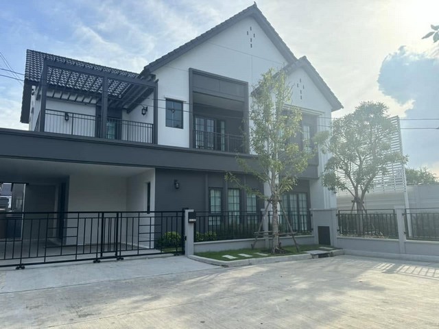 ให้เช่าบ้านเดี่ยวหรู Centro Phase 2 Bangna บ้านมุมหน้าสวน ห่าง Mega Bangna ประมาณ 800 เมตร พร้อมบริการดูแลบ้านรายละเอียดบ้าน- ที่ดิน 80.8 ตารางวา- พื้นที่ใช้สอย 303 ตารางเมตร- 4 ห้องนอน- 5 ห้องน้ำ- 2 ห้องนั่งเล่น- ห้องแม่บ้าน- จอดรถ 3 คัน- บ้านมุมหน้าสวนจุดเด่น- ใกล้ Mega Bangna- เฟอร์นิเจอร์ Built-in- สนามพัตต์กอล์ฟส่วนตัว- Digital Door Lock และ CCTVสิ่งอำนวยความสะดวก- สระว่ายน้ำ- ฟิตเนส- สวนส่วนกลาง- CCTV- รปภ. 24 ชั่วโมงสถานที�