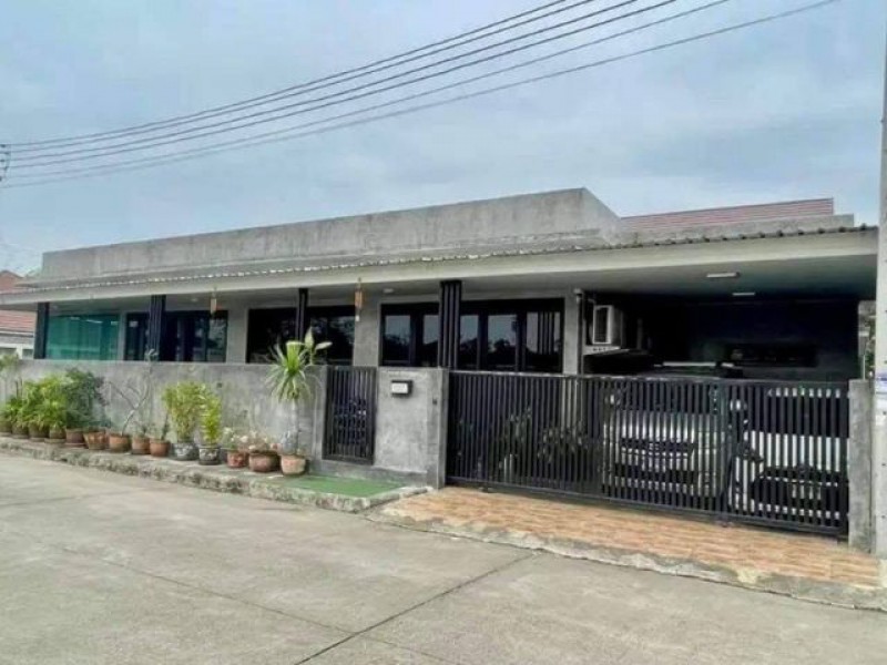 For Rent: 35,000 THB/monthKoolpunt Ville 9 – The ZentricSpacious modern-loft style house, with newly tiled front area.Property DetailsOver 340 sq.m. of usable areaLand size: 100 sq.wah (400 sq.m.)4 bedrooms3 bathrooms1 living room1 kitchen1 maid’s room with en-suite bathroom1 storage roomRooftop terraceParking for 2 cars inside the property.Furniture & Appliances•Fully furnished throughout and ready to move in•Solid-wood dining table with a new leather-cushioned L-shaped bench•Kitchen with newly tiled white countertop—easy to clean and maintain•Kitchen range hood•7 air conditioners•2 water heaters.Rental Price: 35,000 THB/monthMinimum 1-year leasePets considered on a case-by-case basis.Nearby Places (within approximately 1–2 km)•Lanna International School•Rangsit University Demonstration School•Kad Farang Village•Rimping Supermarket•North Hill City Resort and 18-hole golf course•Fitness center, clubhouse, and swimming pool•Convenient access to Chia