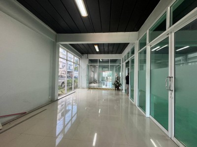 RealEstate905-8 (อมตะ Kอั๋น  BT-019H)ขาย–เช่า โฮมออฟฟิศ 3 ชั้น นิคมอมตะนคร ชลบุรี พร้อมอุปกรณ์สำนักงานครบครัน จอดรถได้จุใจกว่า 15 คัน เนื้อที่ 105 ตร.ว. พื้นที่ใช้สอย 675 ตร.ม. ราคาขาย: 27 ล้านบาท ราคาเช่า: ทั้งตึก 80,000 บาท/เดือน (แยกเช่าชั้น 1 หรือ ชั้น 2-3 ได้)รายละเอียดและจุดเด่น- ฟังก์ชันจัดเต็ม: 9 ห้องสำนักงาน, 2 ห้องประชุมใหญ่, 2 ห้องแสดงสินค้า, 8 ห้องน้ำ, พร้อมโซนต้อนรับขนาดใหญ่ และแอร์ 12 ตัว (รอ�
