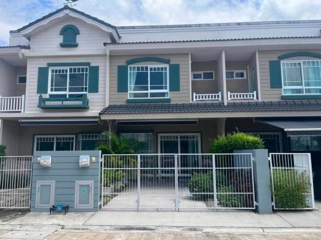 ให้เช่า 20,000 บาท/เดือน #Villaggio Land&House #โซนสันทราย ทาวน์โฮม 2 ชั้น บ้านพร้อมอยู่ เฟอร์นิเจอร์และเครื่องใช้ไฟฟ้าครบ มีพื้นที่ต่อเติมหลังบ้าน พร้อมหลังคาสำหรับจัดทำครัวรายละเอียดบ้าน2 ห้องนอน3 ห้องน้ำห้องโถง 1 ห้องที่จอดรถ 1 คันติดตั้งผ้าม่านทั้งหลังห้องนอนที่ 2 ยังไม่มีเฟอร์นิเจอร์ สามารถจัดเป็นห้องนอนหรือห้องทำงานได้ตามต้องการเฟอร์นิเจอร์ & เครื่องใช้ไฟฟ้าเคร�