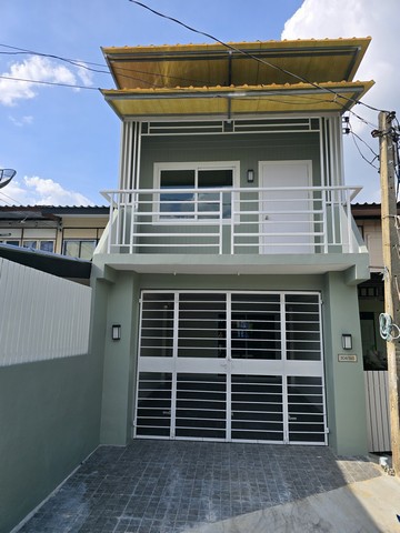 ขายทาวน์เฮ้าส์รีโนเวทใหม่ ใกล้ BTS บางบัวซอยพหลโยธิน 49/1 เขตบางเขน กรุงเทพฯบ้านรีโนเวทใหม่ พร้อมเข้าอยู่ ทำเลเดินทางสะดวก เหมาะทั้งสำหรับ ซื้ออยู่อาศัยเอง หรือซื้อเพื่อลงทุนปล่อยเช่า ใกล้มหาวิทยาลัยศรีปทุมและรถไฟฟ้ารายละเอียดบ้าน• ทาวน์เฮ้าส์ 2 ชั้น• เนื้อที่ 17 ตร.ว.• 2 ห้องนอน• 2 ห้องน้ำ (มีทั้งชั้น 1 , และชั้น 2)• 1 ห้องครัว• ห้องโถงกว้าง• รีโนเวทใหม่ทั้งหลัง• ส
