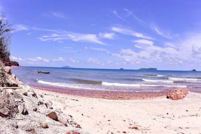 ขายที่ดิน Seaview ติดทะเล บนผาฝั่งแดง 3.5 ลบ. ต่อไร่  และที่ดินใกล้ทะเล ห่างไม่มาก ราคาดีดี มีให้เลือกหลายแปลงสวยๆเนื้อที่ตามที่ต้องการ ตั้งแต่ 100 วา ขึ้นไป โฉนดพร้อมโอน ค่าใช้จ่ายวันโอนคนละครึ่ง+++ ไฟฟ้า ประปา เข้าถึง+++ มีทางสาธารณะเข้าถึงที่ดิน การเดินทางสะดวก+++ ห่างจากถนนทางหลวง 300 เมตรที่ตั้ง: หาดฝั่งแดง ต.ทราทอง อ.บางสะพานน้อยจ.ประจวบคีรีขันธ์รายละเอียดที่ดิน:ท�