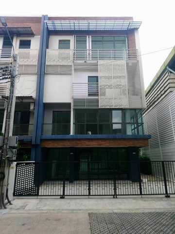 ให้เช่าโฮมออฟฟิศ หลังมุม โครงการ ดิสทริค เอกมัย-รามอินทรา (DISTRICT Ekkamai - Ramintra)  ** Agent **ติดต่อ คุณปอ : 061 619 8565ID line: 061 619 8565แอดไลน์กดที่ลิงค์นี้ได้เลยครับ : https://line.me/ti/p/zu0mm-ozFXติดต่อ คุณบิว : 081 252 3279 ID line: 061 787 9691แอดไลน์กดที่ลิงค์นี้ได้เลยครับ : https://line.me/ti/p/SR5Ehdv_q-** รหัส BT425ราคา 60,000 บาท/เดือน (ประกัน 2 เดือน ล่วงหน้า 1 เดือน)โครงการ ดิสทริค เอกมัย-รามอินทรา (DISTRICT Ekkamai - Ramintra)  โฮมออฟฟิศ (Home office) 4 ชั้น หลังมุม เนื้อที่ 49 ตารางวา พ�