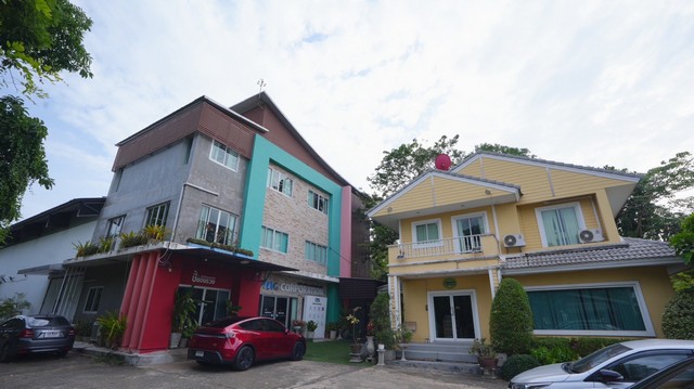 ขาย อาคารสำนักงาน ลำลูกกา คลอง 5 ฝั่งตะวันออก ขนาด 3 ไร่ อาคารสำนักงาน 1,280 ตร.ม. พร้อมบ้านพักอาศัยและโซล่าเซล 50,000,000 บาททรัพย์บนที่ดิน 3 ไร่ ประกอบด้วยอาคารสำนักงาน 3 ชั้น 1 หลัง พร้อมโซล่าเซล และบ้านพักอาศัย 2 ชั้น 1 หลัง พื้นที่ใช้สอยประมาณ 250 ตร.ม. เหมาะสำหรับใช้เป็นสำนักงานและประกอบธุรกิจ พร้อมพื้นที่โดยรอบสำหรับรองรับการใช้งานหลากหลายรูปแบบรหัสทรัพย์: B10013 รายละเอ