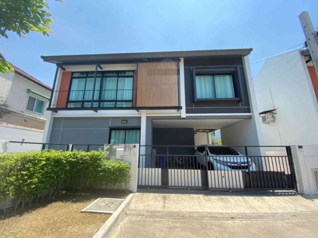 ขาย/เช่า บ้านเดี่ยวหลังริมในโครงการ ดิ เอ็มเบรส จตุโชติ-รามอินทราที่ตั้ง : 114 แขวงสามวาตะวันตก เขตคลองสามวา กรุงเทพมหานคร 10510พิกัด : https://goo.gl/maps/UmaGR9mmGkSbskvV6ขนาดพื้นที่ : 61.1 ตารางวาพื้นที่ใช้สอย : 210 ตารางเมตรรายละเอียดขายหรือให้เช่าบ้านเดี่ยว 2 ชั้น หลังริมในโครงการ ดิ เอ็มเบรส จตุโชติ-รามอินทรา บรรยากาศร่มรื่น เหมาะสำหรับครอบครัวที่ต้องการความเป็นส่วนตัว พร้อมพื้นที่ส�
