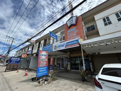 ทำเลศักยภาพ เงินเข้าตลอด พร้อมทำห้องเช่ารายเดือน ขายอาคารพาณิชย์ 3 ชั้น ริมถนนแสนสุข ต.เหมือง อ.เมืองชลบุรี ชลบุรี ( Commercial building Chonburi).TPI-3457.ที่ตั้ง : ถนน แสนสุข ตำบล เหมือง อำเภอ เมืองชลบุรี ชลบุรีhttps://maps.app.goo.gl/qPw2Yudy5pdo2xRUA?g_st=il.รายละเอียด✅ ขนาด 21 ตารางวา พื้นที่ใช้สอยกว่า 200 ตารางเมตร✅ ชั้นล่าง สำนักงาน ห้องรับรอง ครัวต่อเติม✅ เครื่องปรับอากาศ 1 เครื่อง✅ ชั้น 2 และชั้น 3 แบ่งเป็นห้องเช่