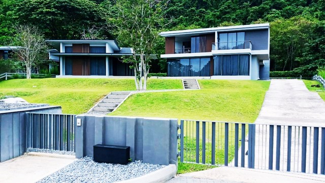 บ้านหรู มีระดับ วิวภูเขาโอบล้อม2หลังคู่ สำหรับครอบครัวใหญ่ 1ไร่35ตรว.แสนสิริ 23องศา วิลล่า เขาใหญ่ T.o86-3ol-6l6l 086-301-6161โครงการแสนสิริ 23องศา เขาใหญ่ ที่ตั้งต.พญาเย็น อ.ปากช่อง จ.นครราชสีมา30320**บ้านหลังนี้ เจ้าของซื้อบ้านตัวอย่างมาจากโครงการซึ่งตกแต่งอย่างลงตัวมาเรียบร้อยแล้ว ทำให้ทุกอย่างดูดีลงตัวหรูหราสวยงามมากค่ะ **บ้านอยู่ท่ามกลางขุนเขาธรรมชาติโอบล้อมสงบร่มรื่น �