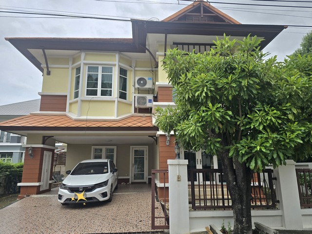 บ้านเดี่ยว2ชั้น ให้เช่า ทำเลกิ่งแก้ว #บ้านเช่าบางนา สมุทรปราการ•72ตรว.•3ห้องนอน•3ห้องน้ำ •1ห้องครัว•1ห้องรับแขก•แอร์5เครื่อง•เฟอร์นิเจอร์ครบ•จอดรถ2คันสิ่งอำนวยความสะดวกในโครงการ: คลับเฮ้าส์, สระว่ายน้ำ, ฟิตเนส, สวนสาธารณะ และระบบรักษาความปลอดภัย 24 ชั่วโมง โครงการนี้ตั้งอยู่บน ถนนกิ่งแก้ว (เข้าออกได้ทั้งซอยกิ่งแก้ว 11 และซอยกิ่งแก้ว 19) ถนน บางนา ตราด กม.10 ตำบลบา
