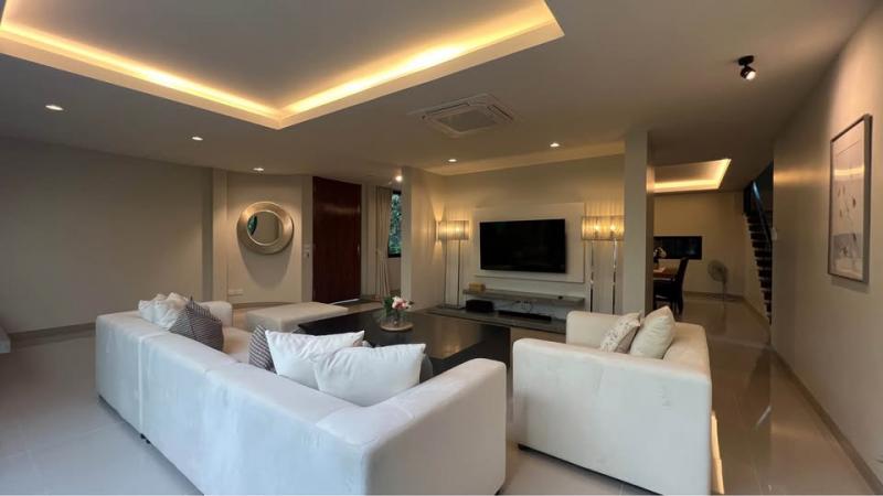 RHT2756ให้เช่าบ้านเดี่ยว เดินทางสะดวกใกล้ สนามบินสุวรรณภูมิ และถนนฉลองกรุง–มอเตอร์เวย์ ใกล้เดอะพาซิโอ ลาดกระบัง, โรบินสัน ลาดกระบังเนื้อที่ 100 ตารางวา พื้นที่ใช้สอย300ตร.ม. 4ห้องนอน 4ห้องน้ำ 2ที่จอดรถติดต่อAgent : คุณเจี๊ยบ 092-851-6969ID Line :keti2522ราคาเช่า 70000 บาท/เดือน  ถ. ฉลองกรุง แขวงลำปลาทิว เขตลาดกระบัง กรุงเทพมหานคร 105204ห้องนอน4ห้องน้ำ 1ครัวฝรั่ง เคาน์เตอร์บาร์1รับแขก1ทานข้าว ระเบ�