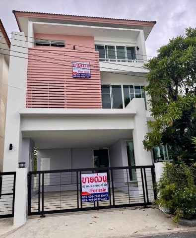 ขายบ้านเดี่ยว The Ava resident  3 ชั้น ทำเลดี ติดถนนใหญ่ ติดอ่อนนุช 46 ??บ้านอยู่ซอยแรก เดินทางสะดวกสบาย สิ่งอำนวยความสะดวกครบครัน! ตัวบ้านเพิ่งรีโนเวทใหม่ทั้งหลัง สภาพบ้านเปล่า พร้อมให้คุณเข้ามาตกแต่งในสไตล์ที่ชอบและเข้าอยู่ได้ทันทีรายละเอียดทรัพย์:- บ้านเดี่ยว 3 ชั้น (หน้าบ้านเป็นอิสระ ไม่ชนใคร) บ้านทิศเหนือ - พื้นที่ใช้สอยกว้างขวาง 288 ตารางเมตร- มีพื้นที่ด้านข้างเห�