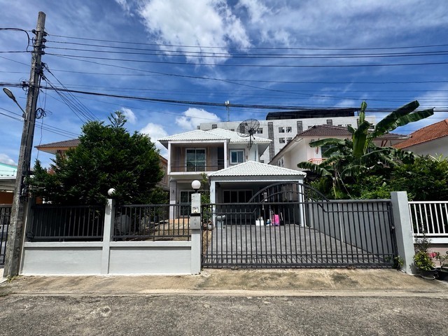 ให้เช่าบ้านเดี่ยว 2 ชั้น ซอยลาดพร้าว 41 แยก 6 เหมาะทำออฟฟิศหรือพักอาศัย ใกล้รถไฟฟ้าสถานีภาวนาสนใจติดต่อคุณเม 084-592-8945 คุณก้อง 095-478-7456 ID line : kong.plให้เช่า 40,000 บาท/เดือน (เช่าในนามบุคคล) , 45,000 บาท/เดือน (จดทะเบียนบริษัท)ให้เช่าบ้านเดี่ยว 2 ชั้น เนื้อที่ 55 ตารางวา 3 ห้องนอน 3 ห้องน้ำ 1 ห้องครัว 1 ห้องนั่งเล่น แอร์ 5 เครื่องมีเฟอร์นิเจอร์บางส่วน : ตู้เสื้อผ้า 2 ตู้ ,ตู้เย็น, โต๊ะทานอาหาร จอดร