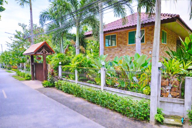 เซนทรัล ศรีราชา 2.91กม. บ้านเดี่ยว 2ชั้น 3นอน สุขุมวิท ทะเลบางพระ 200ม. 2 น้ำ วัดเขาบางพระ  150 ตร.ว. 26,998บาท/เดือน 300 ตร.ม.พร้อมครัว แอร์ และพื้นที่จอดรถได้หลายคัน เหมาะสำหรับพักอาศัยระยะยาว พื้นที่ใช้สอยกว้าง บรรยากาศสงบ ใกล้รอยพระพุทธบาทบางพระ 350 ม.แหล่งชุมชน ห้าง โรงพยาบาล สถานศึกษา และสถานที่พักผ่อน เดินทางสะดวก  Central SiRacha 2.91km. detached house 3bed Sukhumvit near BangPhra Beach 200m. 26,999Baht/month. 2bath  and WatKhaoBangPhra. 150sq.wa.300sq.m. usable area. S