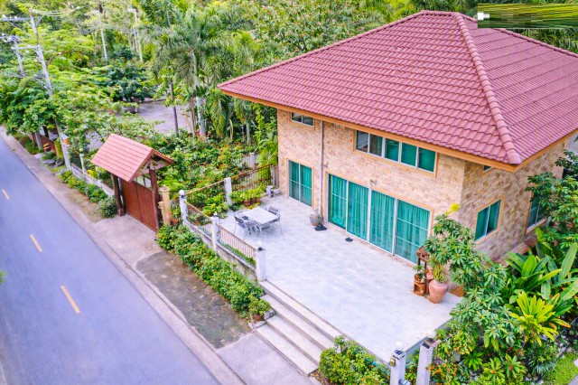 สุขุมวิท ทะเลบางพระ 200 ม.บ้านเดี่ยว 2 ชั้น 3 นอน 2 น้ำ วัดเขาบางพระ  150 ตร.ว. 26,999 บาท/เดือน 300 ตร.ม.พร้อมครัว แอร์ และพื้นที่จอดรถได้หลายคัน เหมาะสำหรับพักอาศัยระยะยาว พื้นที่ใช้สอยกว้างเซนทรัล ศรีราชา 2.91กม. บรรยากาศสงบ ใกล้รอยพระพุทธบาทบางพระ 350 ม.แหล่งชุมชน ห้าง โรงพยาบาล สถานศึกษา และสถานที่พักผ่อน เดินทางสะดวก  Sukhumvit near BangPhra Beach 200m. Central SiRacha 2.91km. detached house 3bed 26,999Baht/month. 2bath  and WatKhaoBangPhra. 150sq.wa.300sq.m. usable area.