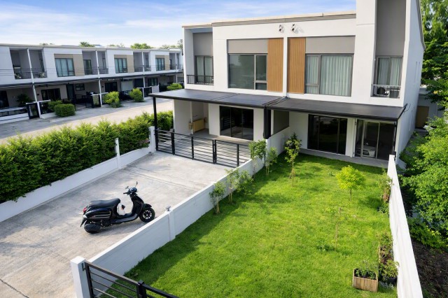 บ้านแฝดให้เช่า 3 นอน 45ตร.ว.2 น้ำ  23,498B-M. MRTหลักหก 1กม. วิภาวดี-ดอนเมือง  หลักหก เลียบคลองเปรม  ตลาดสัมมากรเมืองเอก 1 กม. 106 ตร.ม. ต่อเติมข้างบ้านเป็นห้องครัวขนาดใหญ่ พร้อมแอร์ รองรับการอยู่อาศัยได้อย่างสะดวกสบาย ทำเลเดินทางสะดวก ใกล้ม.รังสิต ตลาดสี่มุมเมือง รพ. และแหล่งช้อปปิ้ง เชื่อมต่อถนนหลัก และพื้นที่รังสิตได้สะดวก  พลีโน่ MRT LakHok 1km. Townhome for rent Featuring 3bed BRT Vibhavadi DonMueang near KhlongPrem. 23,498B-M. 2bath 45sq.wa. 