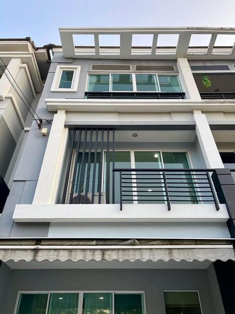 ให้เช่าทาวน์โฮม 3 ชั้น หมู่บ้านกลางเมืองพระราม 9 ซอยรามคำแหง 39 Baan Klang Muang Rama ใกล้ทาวน์อินทาวน์ ใกล้เลียบด่วน *** ราคาเช่า 35,000 บาท/เดือน รวมส่วนกลาง สัญญาเช่า 1 ปีติดต่อ คุณช่อผกา โทร 0616198565 LINE 0616198565สำรอง LINE 0812523279 ส่งลิ้งก์ไว้ได้เลยรหัส# T26-1194ทาวน์โฮม 3 ชั้น หมู่บ้านกลางเมืองพระราม 9-รามคำแหง 39โครงการตกแต่งสไตล์โมเดิร์น พร้อมสิ่งอำนวยความสะดวกครบครัน๐ เนื้อที่ 20 ตารางวา๐ พื้นที่ใช�