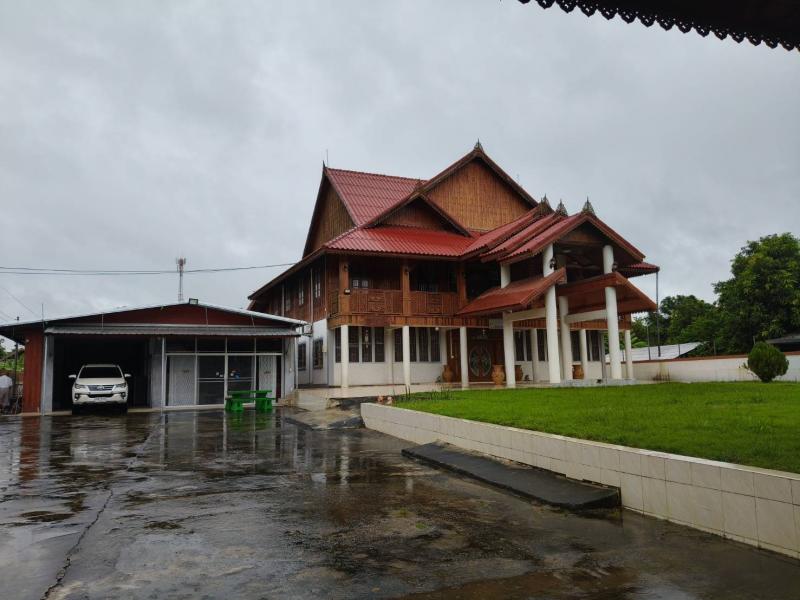 #ขายบ้านไม้สัก พร้อมที่ดิน อำเภอเมือง จังหวัดร้อยเอ็ด เนื้อที่ 1 ไร่ครึ่ง#รายละเอียดทรัพย์บ้านไม้สักทองกึ่งประยุกต์ เสา40ต้น เนื้อที่ทั้งหมด 1ไร่ครึ่ง ราคา 6,500,000บาท สามารถต่อรองราคาได้บริเวณในตัวบ้านบ้านหลังนี้2ห้องนอน มีแอร์ทั้ง2ห้อง ห้องน้ำ 2ชั้นล่างเป็นห้องโถงยาวไม่มีห้องกั้น มีห้องครัว1 และห้องน้ำ1ชั้นบนมีห้องนอน2ห้อง ห้องโถงยาว บริเวณหลังบ้านชั้นบนเ