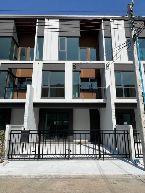 ให้เช่าทาวน์โฮม 3 ชั้น 3 ห้องนอน โครงการบ้านกลางเมือง รามคำแหง 174 สเตชั่น บ้านใหม่ พร้อมอยู่ ทำเลทองติดรถไฟฟ้า ใกล้โรงเรียนนานาชาติร่วมฤดี (RIS)*** ราคาเช่า 30,000 บาท/เดือนติดต่อ:: ชยา โทร/ID Line:: 0942823961   Link Line:: https://line.me/ti/p/3xFA1An8Kcรหัส# T26-1272 ทาวน์โฮม 3 ชั้น โครงการบ้านกลางเมือง รามคำแหง 174 สเตชั่น บ้านใหม่ พร้อมอยู่ ทำเลทองติดรถไฟฟ้า o พื้นที่ใช้สอย 145 ตร.ม. (หน้ากว้าง 5.5 เมตร)o 3 ห้องนอน 3 ห้องน้ำ o ที�