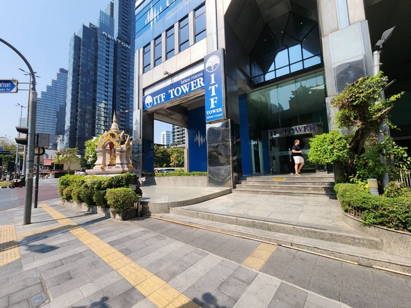 ขายด่วน พื้นที่สำนักงาน ห้องมุม ITF Tower Silom ขนาด 147 ตรม. เป็นตึกสำนักงาน ออฟฟิต โดยเฉพาะ ใกล้ BTS ช่องนนทรี เพียง 200 เมตร เท่านั้น*** ราคาขาย 16.9 ลบ. เท่านั้น *** ตึก ITF Tower ออฟฟิต สำนักงาน ใกล้ BTS ช่องนนทรี ****** สนใจติดต่อ คุณต่อ 089-175-6462 ***รายละเอียด (B1-0223)- พื้นที่สำนักงาน อยู่ชั้น 11 พื้นที่ใช้สอย 147 ตร.ม. ห้องมุม ตกแต่งเป็นสำนักงาน สไตล์ LOFT เฟอร์ครบ- ปรับปรุงเป็นสำนักงาน มีห้องโถงใหญ่ ห้องประชุ