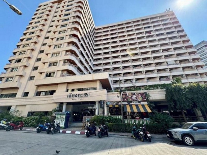 TEL:088-559 5199 คุณเอLine:https://line.me/ti/p/C0eGe0whLXขายคอนโด Keang Talay Condotel (เคียงทะเล คอนโดเทล) เขาพระตำหนัก ซอย 6คอนโดทำเลศักยภาพ ใกล้ชายหาดเพียง 500 เมตร พร้อมวิวเกาะล้าน ราคาขาย 3,490,000 บาทค่าโอนกรรมสิทธิ์และภาษี (50/50)กรรมสิทธิ์ชื่อคนไทยพื้นที่ 80 ตารางเมตรชั้น 8 วิวทะเลและวิวเกาะล้าน1 ห้องนอน 1 ห้องนั่งเล่น2 ห้องน้ำเฟอร์นิเจอร์และเครื่องใช้ไฟฟ้าครบ* เครื่องปรับอากาศ 24,000 BTU จำนวน 2 เครื่อง* ทีวี 2 เครื่