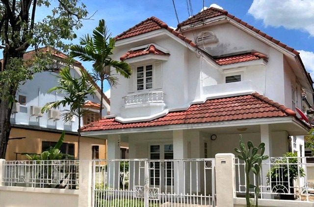 บ้านเดี่ยว2ชั้น  #บ้านเช่ารามคำแหง กรุงเทพ56ตรว.  •3ห้องนอน•2ห้องน้ำ •ห้องรับแขก+ห้องครัว•แอร์4เครื่อง +พร้อมบิวท์อินตู้เสื้อผ้าทุกห้อง•จอดรถในบ้านได้2คัน  อยู่ถ.รามคำแหง150  โครงการพาร์คเวย์โฮม  แขวง เขต สะพานสูง กรุงเทพ10240สามารถเข้า-ออกได้ 2 ทางหลัก คือ จากฝั่งถนนรามคำแหง ซอย 150 (ระยะทางประมาณ 500 เมตร ถึงตัวโครงการ) และฝั่งถนนราษฎร์พัฒนา (ซอยราษฎร์พัฒนา 22)สิ่งอำนวยค�
