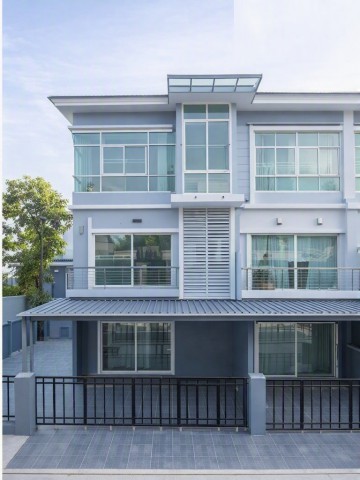 แยกเมืองทอง2 900 พัฒนาการ  พระราม9 ทาวน์โฮม 3 ชั้น 2-3นอน 3 น้ำ ใกล้ม.นานาชาติสแตมฟอร์ด 300 ม. 36ตร.ว.200ตร.ม.จัดเต็มเฟอร์ฯ และเครื่องใช้ไฟฟ้า เหมาะอยู่อาศัย และทำโฮมออฟฟิศ จดทะเบียนบริษัทได้ ทำเลเดินทางสะดวก ใกล้ทางด่วน Airport Rail Link และรถไฟฟ้าสายสีเหลือง พร้อมเชื่อมต่อพื้นที่พระราม 9 บางนา และสนามบินสุวรรณภูมิ 34,999 บาทต่อเดือนMuang Thong2 900m. Rama9 3-story townhome 2-3bed 3bath. Stamford Inter University 300m it offers 36 sq.wah of land and 200 sq.m. usable area. Fu