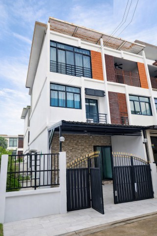ใกล้ เดอะมอลล์ บางแค 900 ม. พื้นที่ใช้สอย 22 ตร.ว. กัลปพฤกษ์ สาทร ขาย-เช่าทาวน์โฮม 3ชั้นหลังมุม 3นอน ตลาดสำเพ็ง2 3น้ำ MRT หลักสอง 1 กม. 220 ตร.ม.23,999 B-M.ขาย 4.49 ลบ. กัลปพฤกษ์ บ้านติดคลับเฮาส์ บรรยากาศเป็นส่วนตัว เดินทางสะดวก ติดถนนหลักกาญจนาภิเษก Kanlapaphruek Sathon For sale or rent 3story corner townhome 3bed Sampeng2 Market 3bath MRT LakSong 1km. near The Mall Bangkae 900m. 220 sq.m. usable area 23,999 B-M Sale price 4.49 M-M Kanlapaphruek area house next to clubhouse private atmosphere convenient transportation close to Kanchanaphisek main roadVDO 1minshttps://youtube.com/shorts/Y9Xookgt3EAถนนกาญจนา