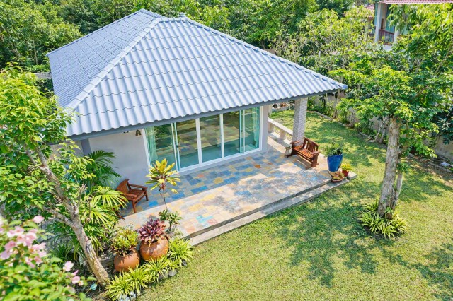 ถนนสุขุมวิท 100 ม.บางพระ ศรีราชา บ้านเดี่ยวบรรยากาศดี เซ็นทรัล ศรีราชา 3.2กม. 150 ตร.ว.  300 ตร.ม. 3 นอน 2 น้ำ บรรยากาศดี เหมาะสำหรับพักอาศัยท่ามกลางความสงบ เดินทางสะดวก ใกล้ทะเลบางพระ 190 ม.ชุมชน แหล่งท่องเที่ยว ศูนย์การค้า และสถานที่พักผ่อนในศรีราชา และริมทะเล 24,999 บาท/เดือนLocated on Sukhumvit Road in Bang Phra Si Racha this detached house Central Si Racha: 3.2 km 150 sq.wa.plot with 300 sq.m. usable area. Features 3 bed and 2 bath ideal for comfortable living with convenient transport access. Just 190 m. from the sea and close to local communities 