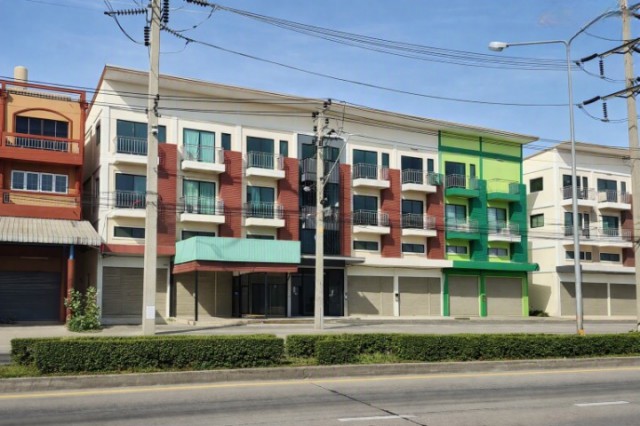 บางกรวย-ไทรน้อย บางบัวทอง อาคารพาณิชย์ 4 ชั้น ตลาด 246 พลาซ่า 900 ม รร.ปิยะฉัตร 150 ม.ให้เช่า 2 นอน 3 น้ำ  45 ตร.ว. 200 ตร.ม.ติดถนนใหญ่ ใกล้. เหมาะทำสำนักงาน ค้าขาย ขายออนไลน์ เก็บสินค้า หรือพักอาศัย ทำเลเดินทางสะดวก ใกล้ตลาด โรงเรียน ห้าง และแหล่งชุมชน 12,999 บาทต่อเดือน246 Plaza Market.900m. 4-story commercial building for rent near Piyachat School on BangKruai-SaiNoi Road BangBua Thong. Features 2bed 3bath 45sq.wa. of land and 200sq.m. usable area. Located on the main road just  Suitable for office retail online business storage or residence. Rent 12,999Baht/month.ถนนบ