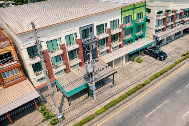 บางกรวย-ไทรน้อย บางบัวทอง อาคาร 4ชั้น ใกล้. เหมาะทำสำนักงาน ค้าขาย ขายออนไลน์ให้เช่า 2นอน ตลาด 246 พลาซ่า 900 ม รร.ปิยะฉัตร 150 ม. 3 น้ำ  45 ตร.ว. 200 ตร.ม.ติดถนนใหญ่  เก็บสินค้า หรือพักอาศัย ทำเลเดินทางสะดวก ใกล้ตลาด โรงเรียน ห้าง และแหล่งชุมชน 12,998 บาทต่อเดือนon BangKruai-SaiNoi Road BangBuaThong. Features 2bed 246 Plaza Market.900m. 4-story commercial building for rent near Piyachat School 3bath 45sq.wa. of land and 200sq.m. usable area. Located on the main road just  Suitable for office retail online business storage or residence. Rent 12,999Baht/month.ถนนบางกรวย-ไ�